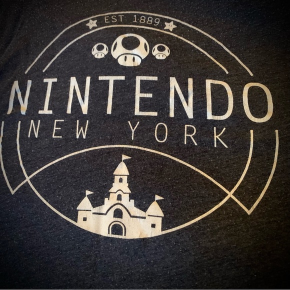 RARE Nintendo New York Top 🤍 - Picture 2 of 4
